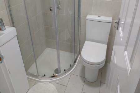 Small toilet and shower installation by QuoteBEating.co.uk.